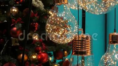 美丽的<strong>圣诞</strong>店<strong>橱窗</strong>装饰.. <strong>圣诞</strong>球和装饰精美的电灯。